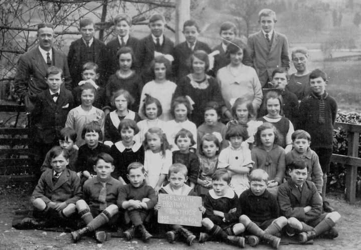 Eleanor, 1925- Second row 4th from the right.